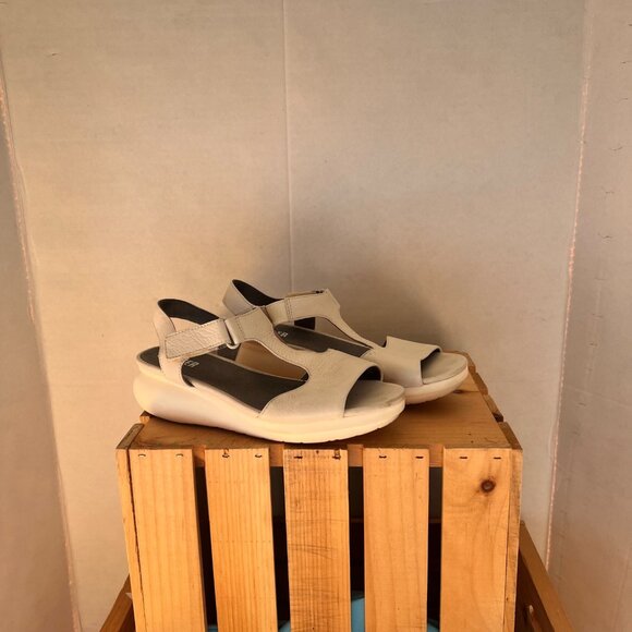 Camper Size 7.5 Cream Off-White Balloon Leather Adjustable T-Bar Heeled Sandals - Picture 6 of 13